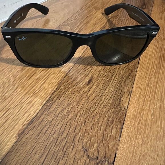 Ray-Ban Glossy Black Women\'s Sunglasses new wayfarer